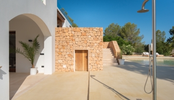 Resa Estates finca Can Floral Ibiza sale koop  ext shower.jpg